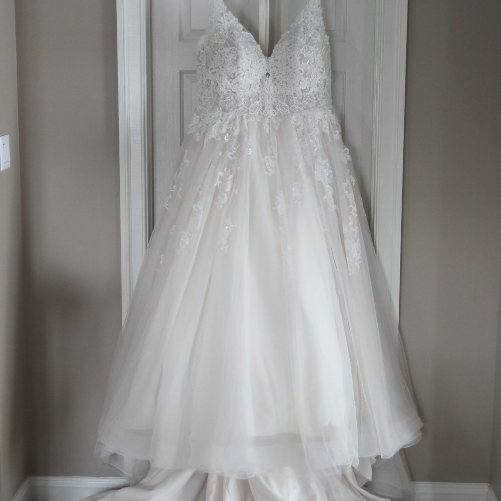 Essence of Australia D2587 Wedding Dress Size 30 CORSET BACK! READ DESCRIPTION